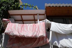 le linge lavé sèche dans la rue devant la fenêtre de la maison. photo