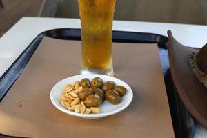 sur la table dans une chope de bière fraîche et légère. photo