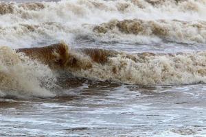 tempête en méditerranée au large d'israël. photo