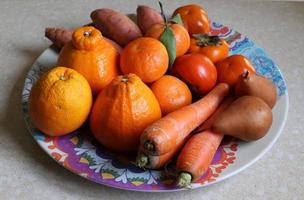 des légumes frais sont vendus dans un bazar en israël. photo