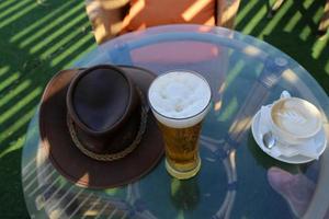 sur la table dans un verre de bière fraîche et froide. photo