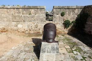 21 janvier 2019 Israël. vieux canon sur le mur de la forteresse dans la ville d'akko. photo