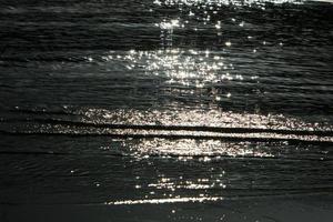 la couleur de l'eau de mer en eau peu profonde. photo