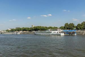 moscou, russie - 10 août 2017 la célébrité du bateau de loisirs de navigation toute l'année remonte la rivière de moscou. ce navire appartient au radisson royal moscow flotilia photo