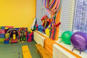 équipement de sport dans la salle de sport de l'école - cerceau, raquette de tennis, ballon de forme et autres photo