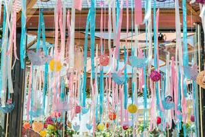 décoration de mariage ou de fête. suspendre des rubans, des boules de rotin et des oiseaux à l'extérieur photo