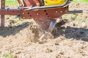 gros plan sur un petit motobloc de tracteur à main ou un champ de labour. photo