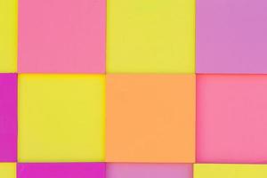 panneau en bois composé de carrés multicolores. fond abstrait photo