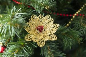 jouet de sapin de noël, fleur dorée photo