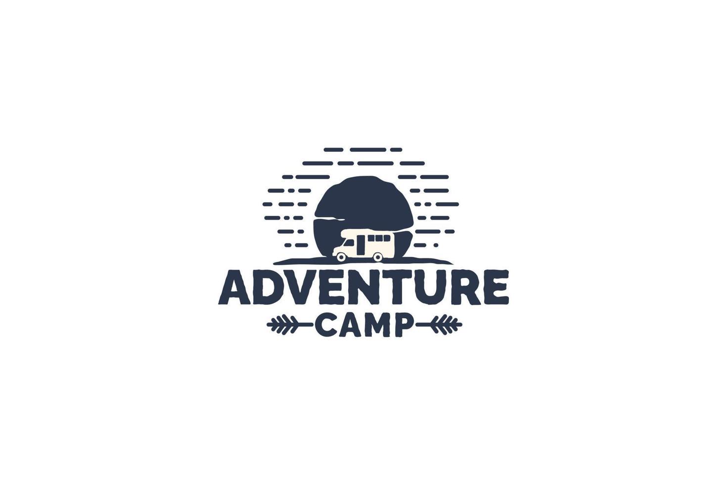 logo du camp d'aventure pour toute entreprise, en particulier pour les activités de plein air, les vacances d'été, le sport, l'aventure, etc. vecteur