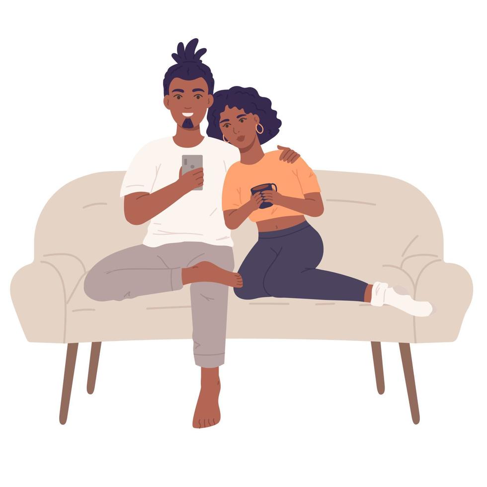 couple assis ensemble sur un canapé et regardant un smartphone vecteur