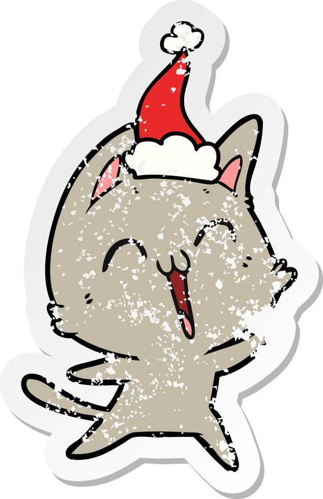 dessin animé autocollant en détresse heureux d'un chat portant un bonnet de noel vecteur