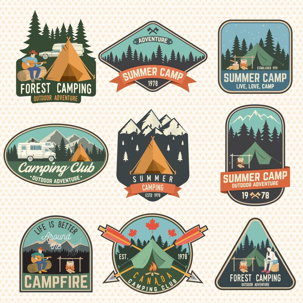 ensemble de badges de camp d'été. vecteur. concept pour chemise ou logo, impression, timbre, patch ou tee. vecteur