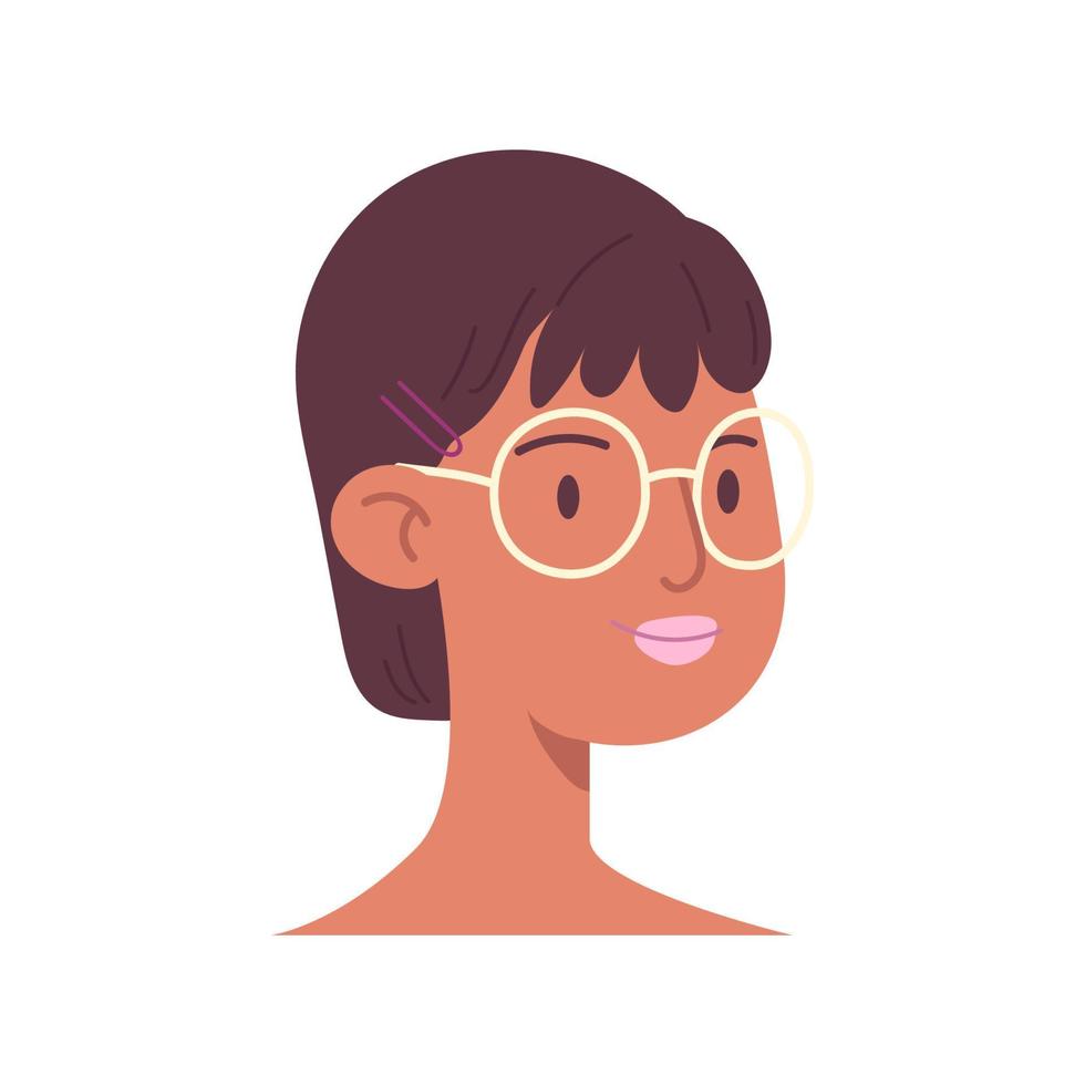tête de bande dessinée d'une jeune femme. le visage d'une fille à lunettes avec de courts cheveux noirs et une frange. vecteur d'illustration d'avatar féminin isolé sur fond blanc.