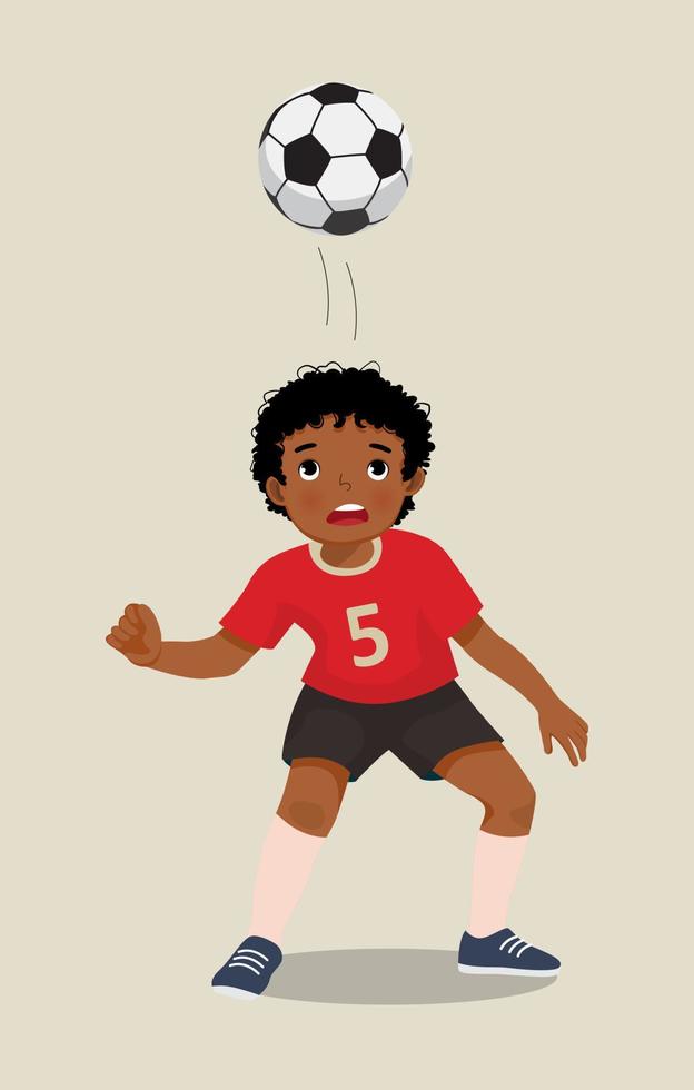 mignon petit garçon africain jouant au football s'entraînant à frapper le football avec sa tête vecteur