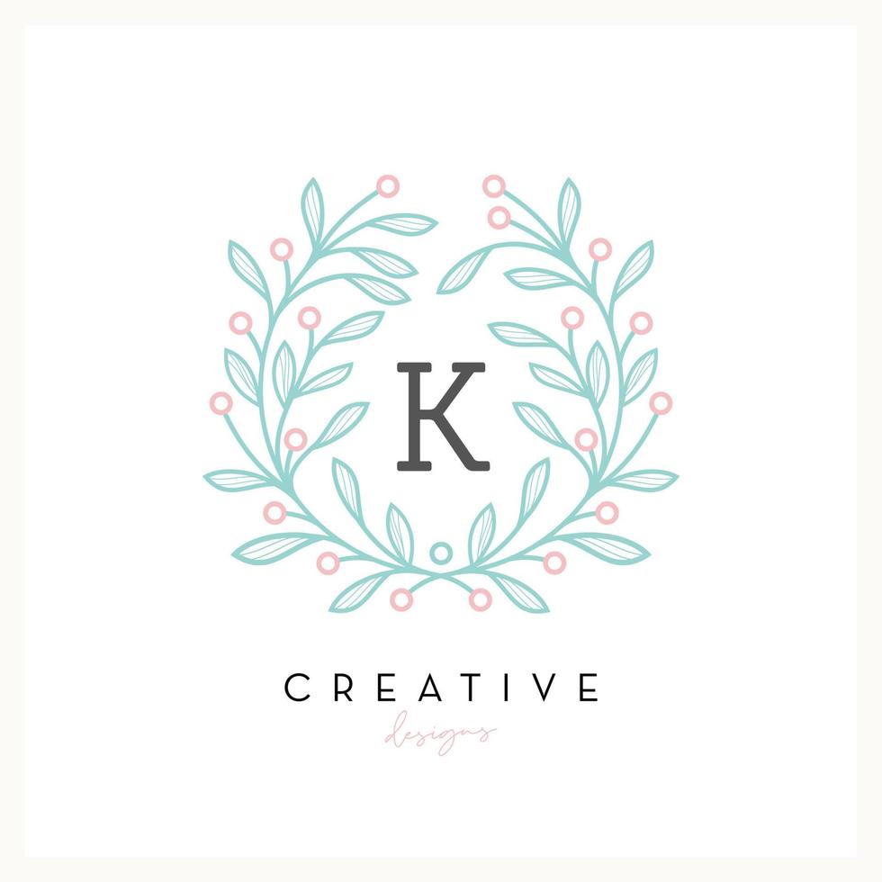 lettre de logo floral de luxe k pour les affaires de cosmétiques de beauté, invitation de mariage, boutique et autre entreprise vecteur