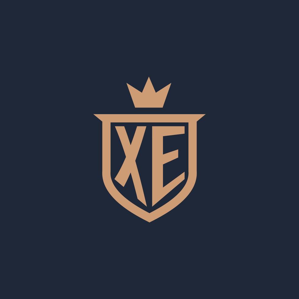 logo initial monogramme xe avec style bouclier et couronne vecteur