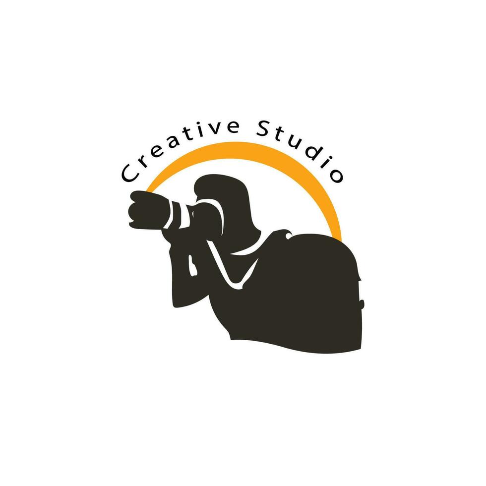 logo de studio photo, photographe, appareil photo, magasin d'appareils photo, vidéo. conception de vecteur silhouette photographe masculin.