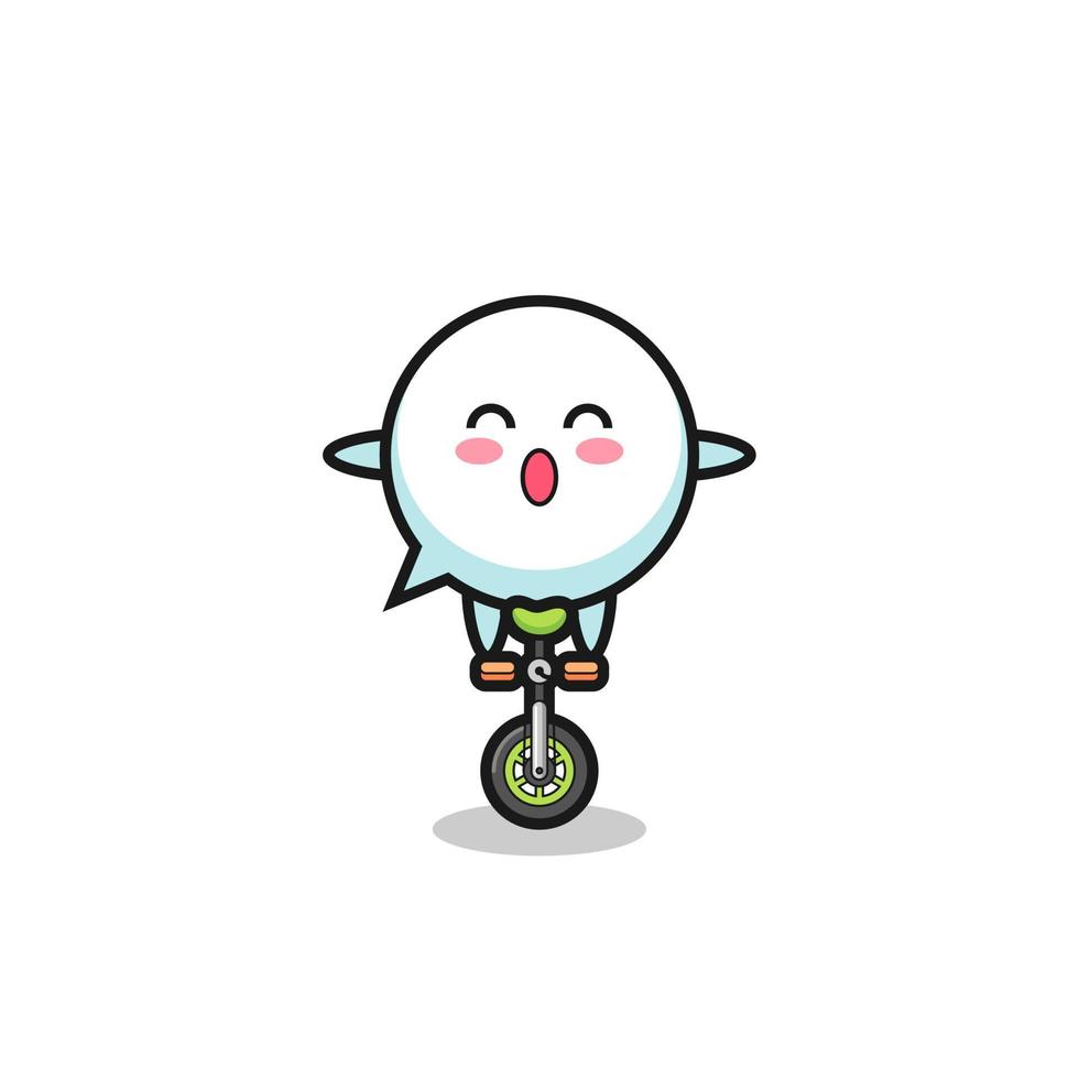 le personnage mignon de la bulle de dialogue fait du vélo de cirque vecteur