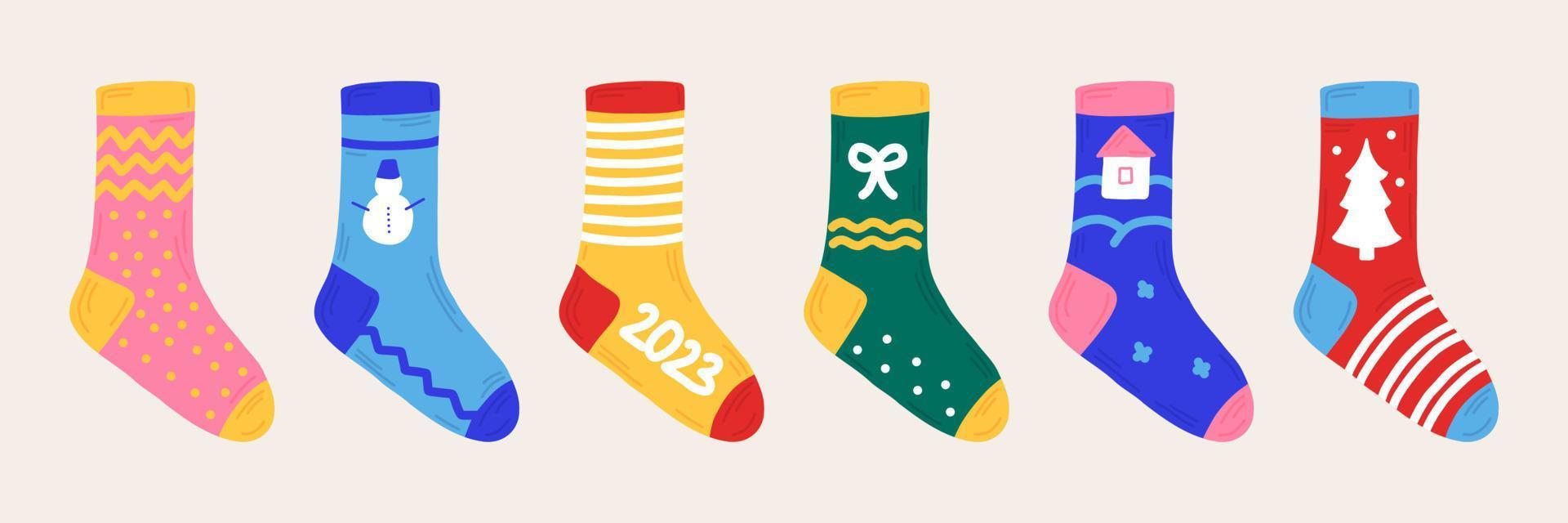 nouvel an set chaussettes de noël style dessiné à la main. autocollants isolés, éléments pour la conception de brochures, invitations. vecteur