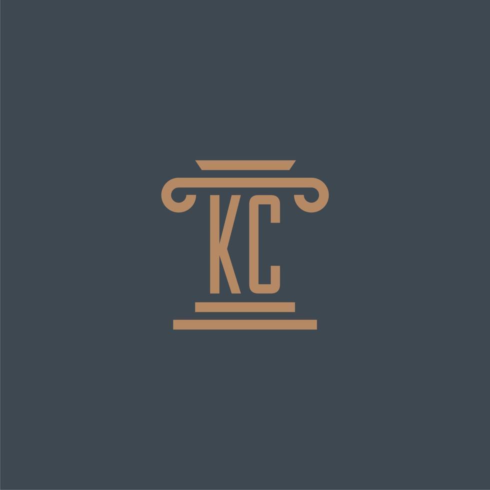 kc monogramme initial pour le logo du cabinet d'avocats avec un design de pilier vecteur