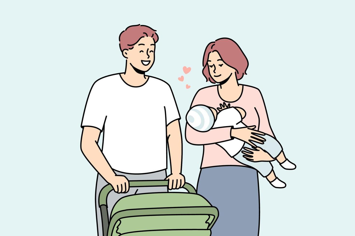 heureuse jeune famille avec bébé marchant avec poussette à l'extérieur. parents souriants avec enfant dans les mains profitant de la promenade à l'extérieur. illustration vectorielle. vecteur