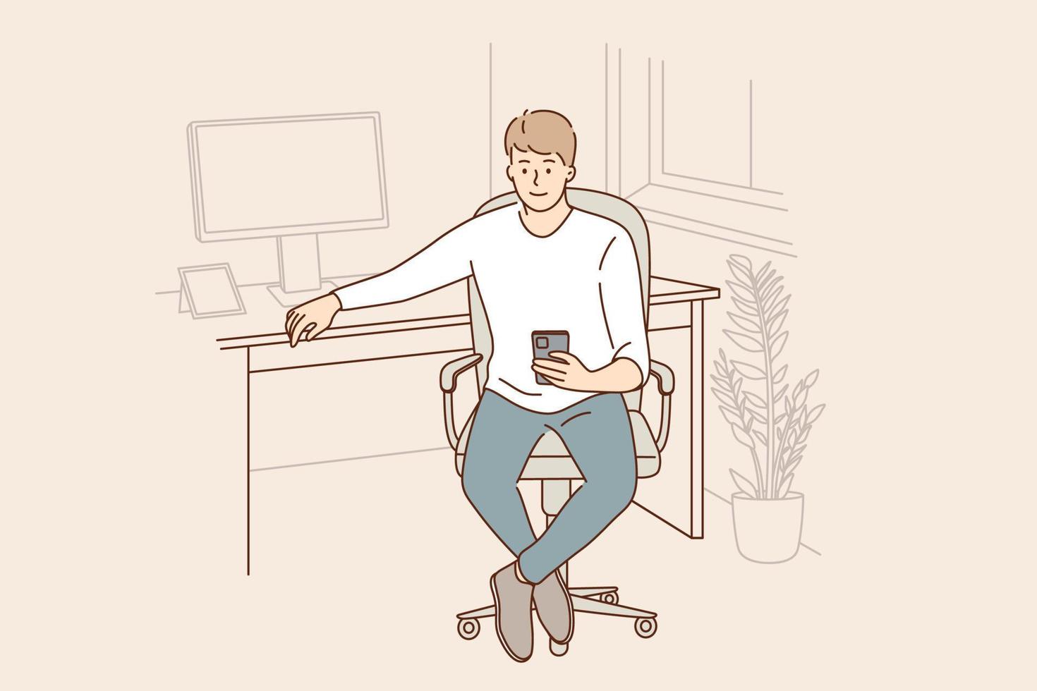 technologies modernes et travail dans le concept de bureau. personnage de dessin animé de travailleur jeune homme positif assis devant un ordinateur portable et tenant le smartphone à la main dans l'illustration vectorielle de bureau vecteur
