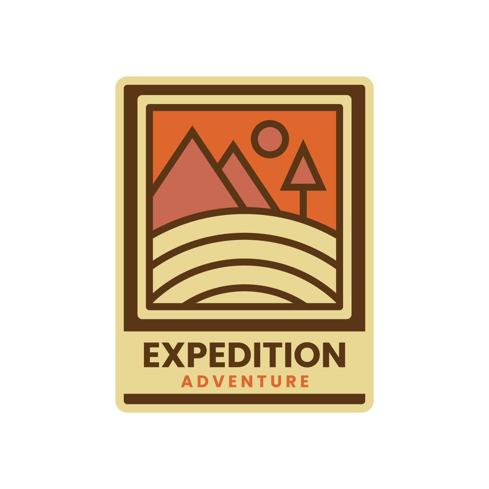 illustration vectorielle d'insigne de logo d'aventure de montagne nature vintage. bon pour la conception d'un badge autocollant ou d'un t-shirt vecteur