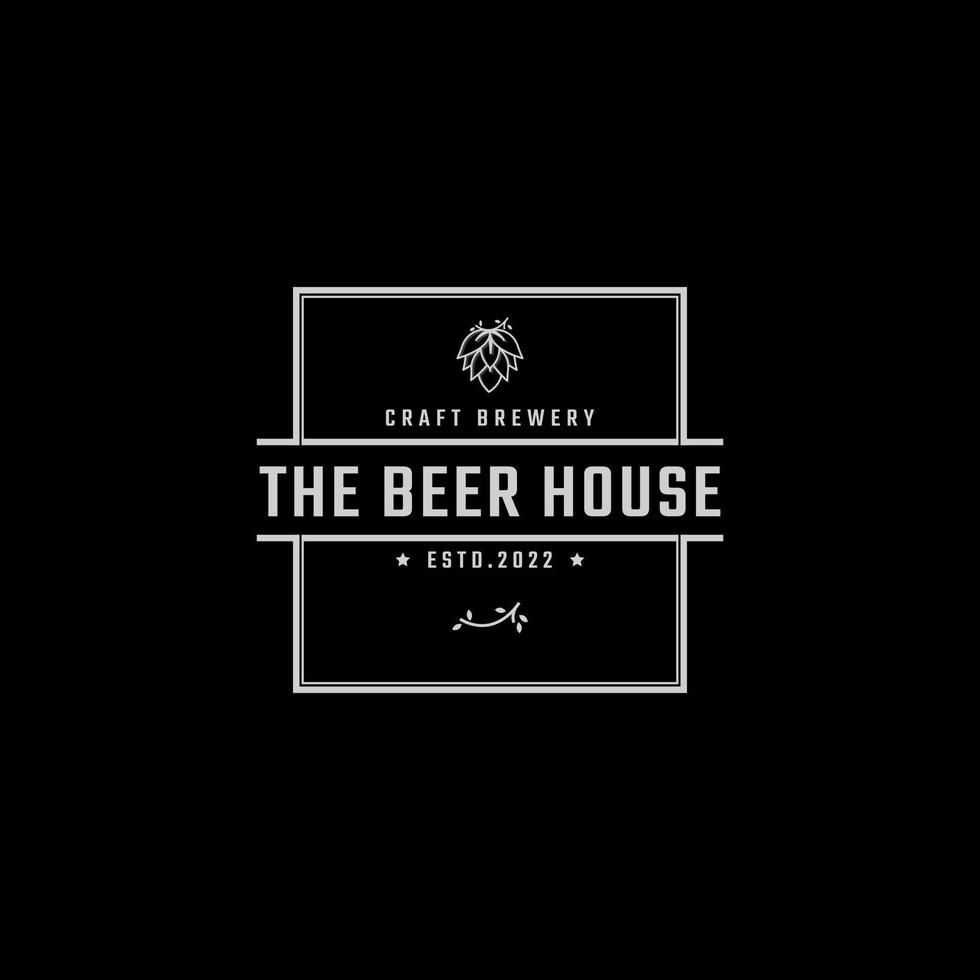 Brasserie de bière emblème badge rétro vintage avec logo de houblon pour la maison de la bière, bar, pub, brasserie, taverne, symbole du marché du vin et du whisky vecteur