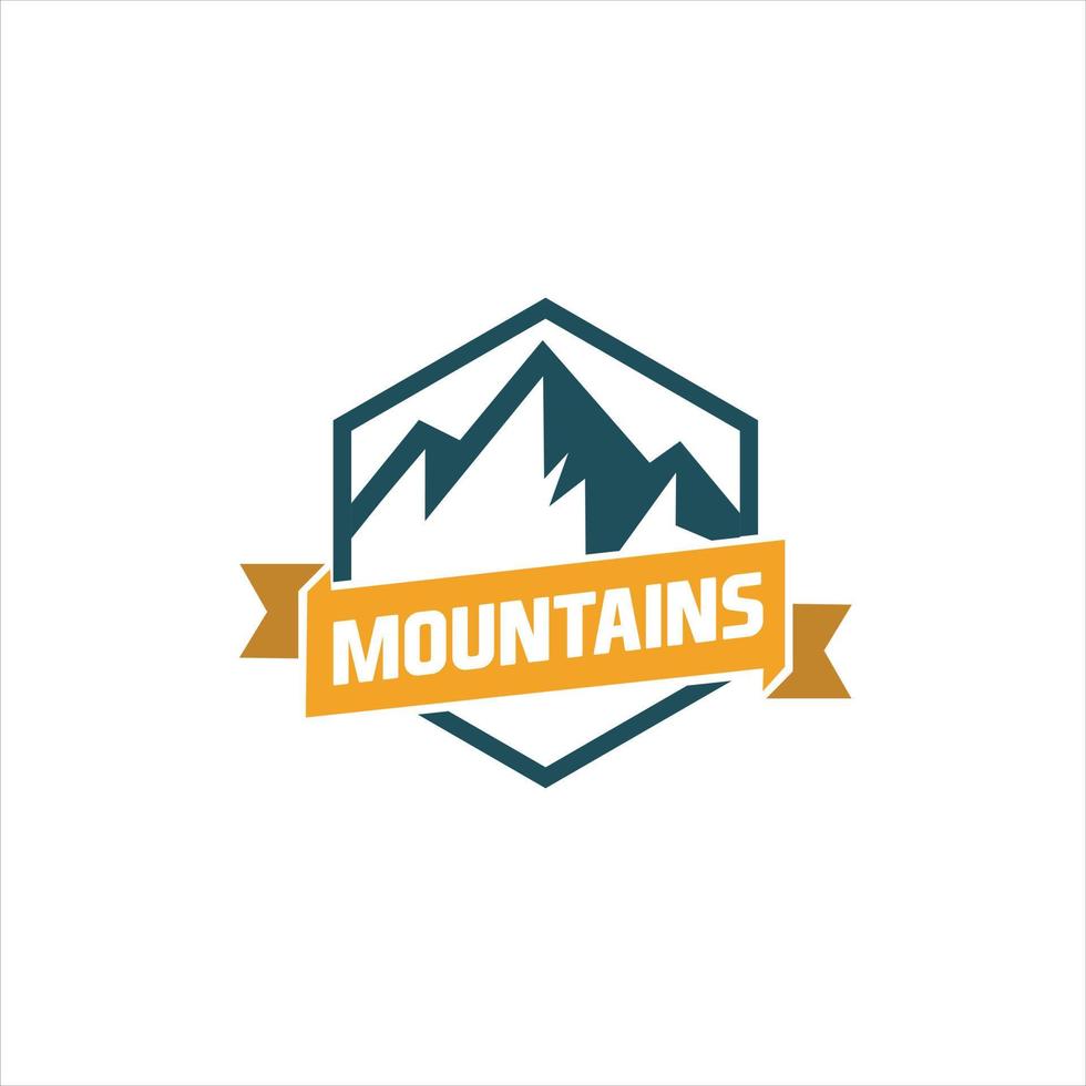 étiquettes de montagne. emblèmes de randonnée, insignes d'emblème de montagnes et étiquette de voyage en plein air. vecteur