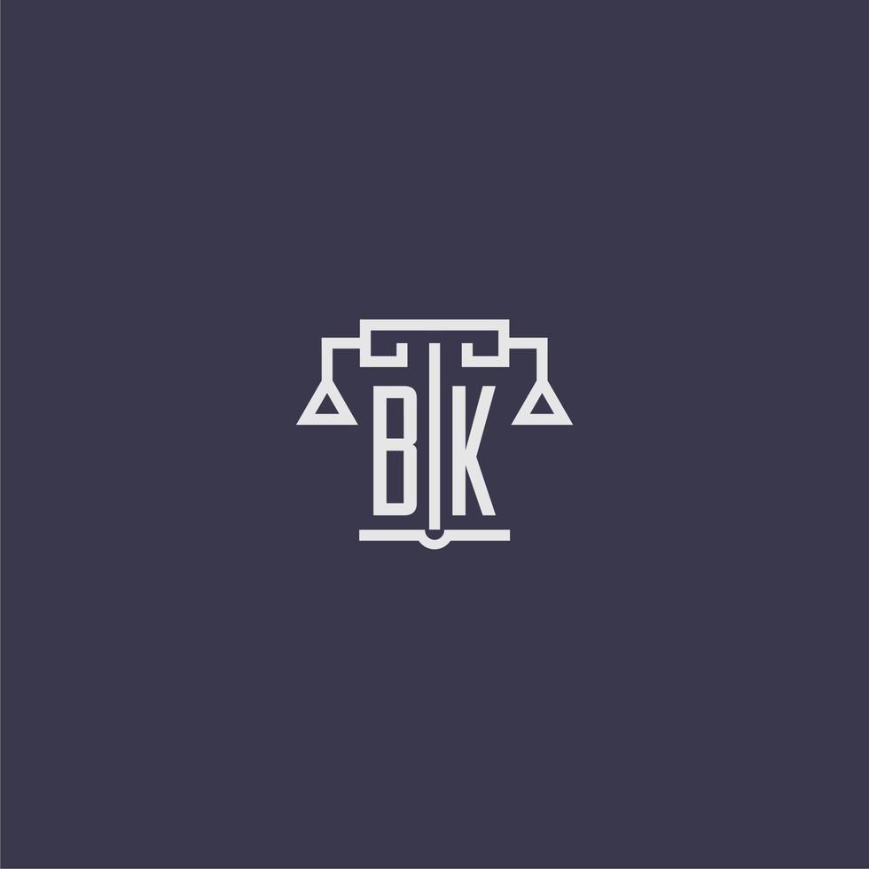 bk monogramme initial pour le logo du cabinet d'avocats avec image vectorielle d'échelles vecteur