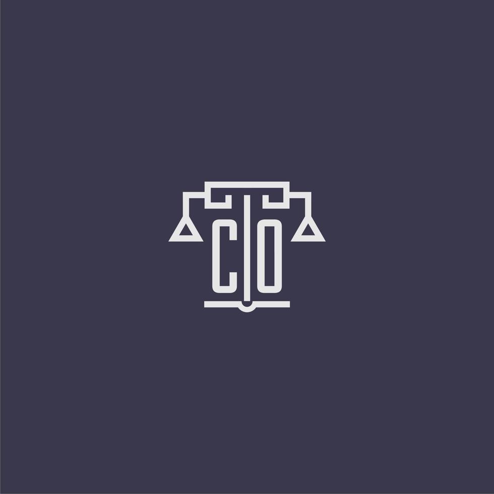co monogramme initial pour le logo du cabinet d'avocats avec image vectorielle d'échelles vecteur