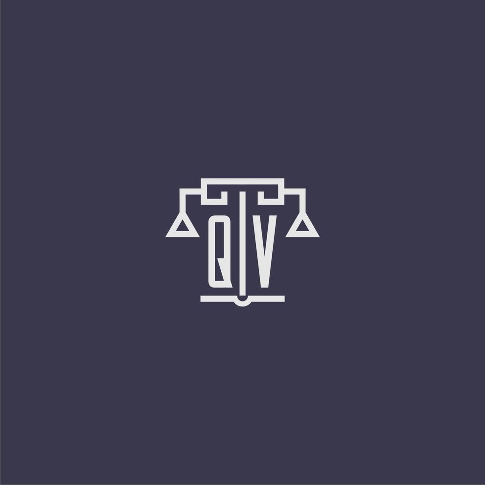 qv monogramme initial pour le logo du cabinet d'avocats avec image vectorielle d'échelles vecteur