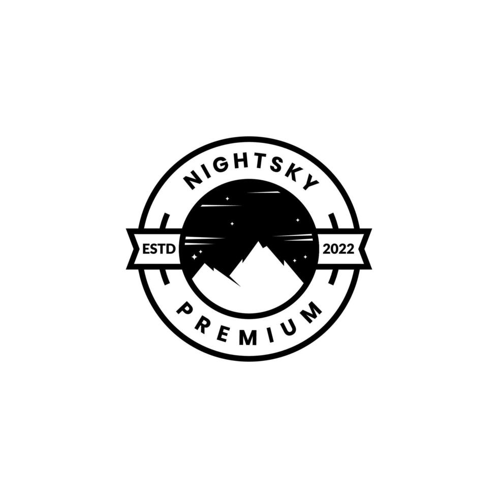 création de logo d'insigne de vue nocturne de sommet de montagne vecteur