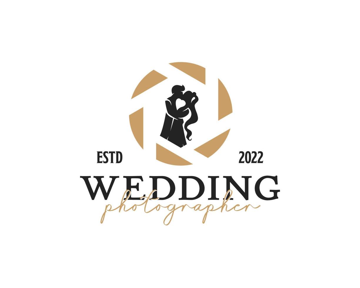 logo de photographe vintage. silhouette d'un couple marié à l'intérieur du modèle de conception de logo d'obturateur d'objectif vecteur