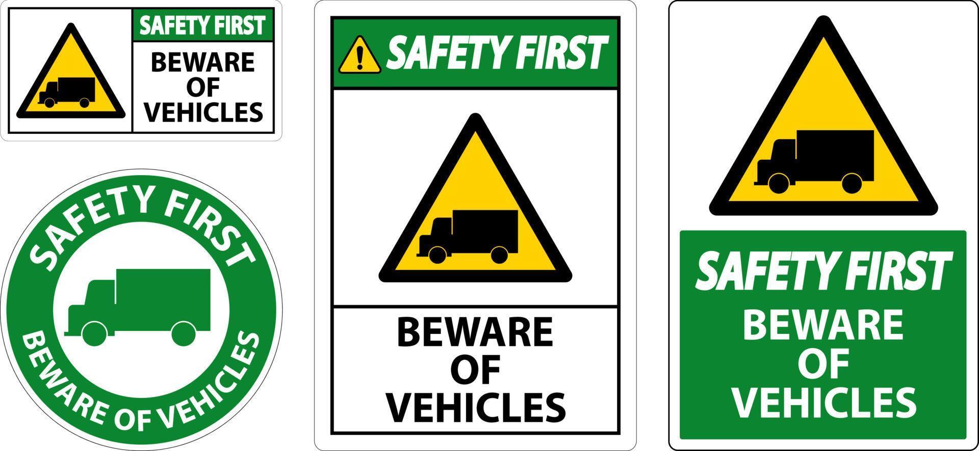 La sécurité d'abord méfiez-vous des véhicules signe sur fond blanc vecteur
