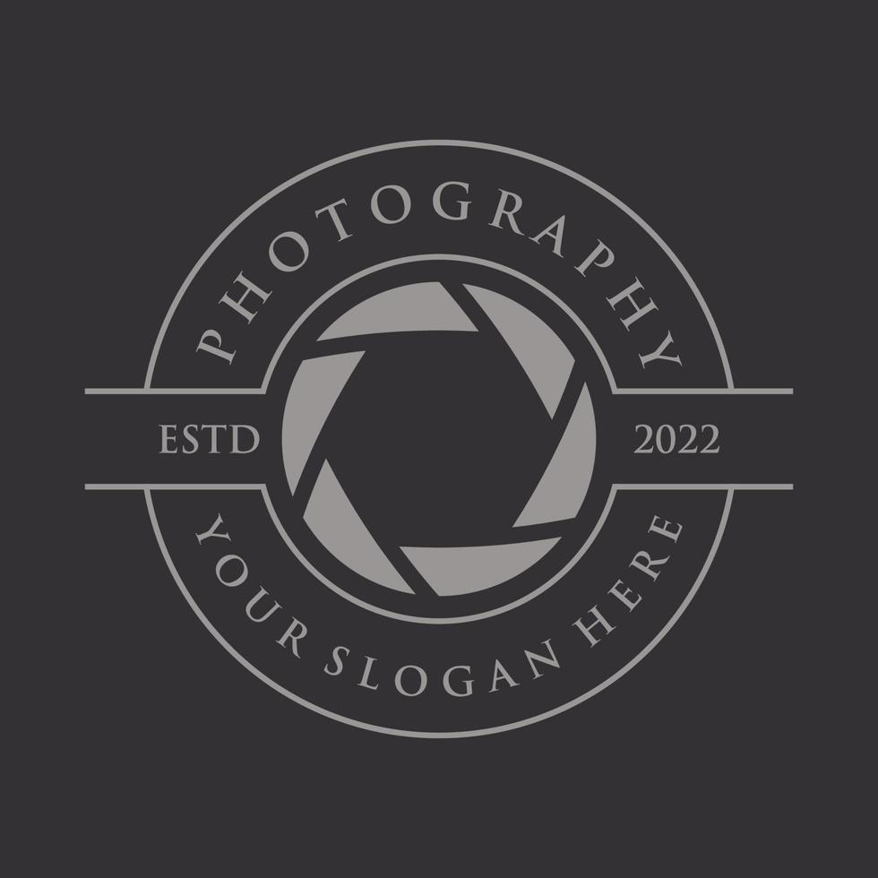 logo d'appareil photo de photographie, obturateur d'appareil photo à objectif, numérique, ligne, professionnel, élégant et moderne. le logo peut être utilisé pour le studio, la photographie et les entreprises. à l'aide de modèles d'édition d'illustrations vectorielles. vecteur