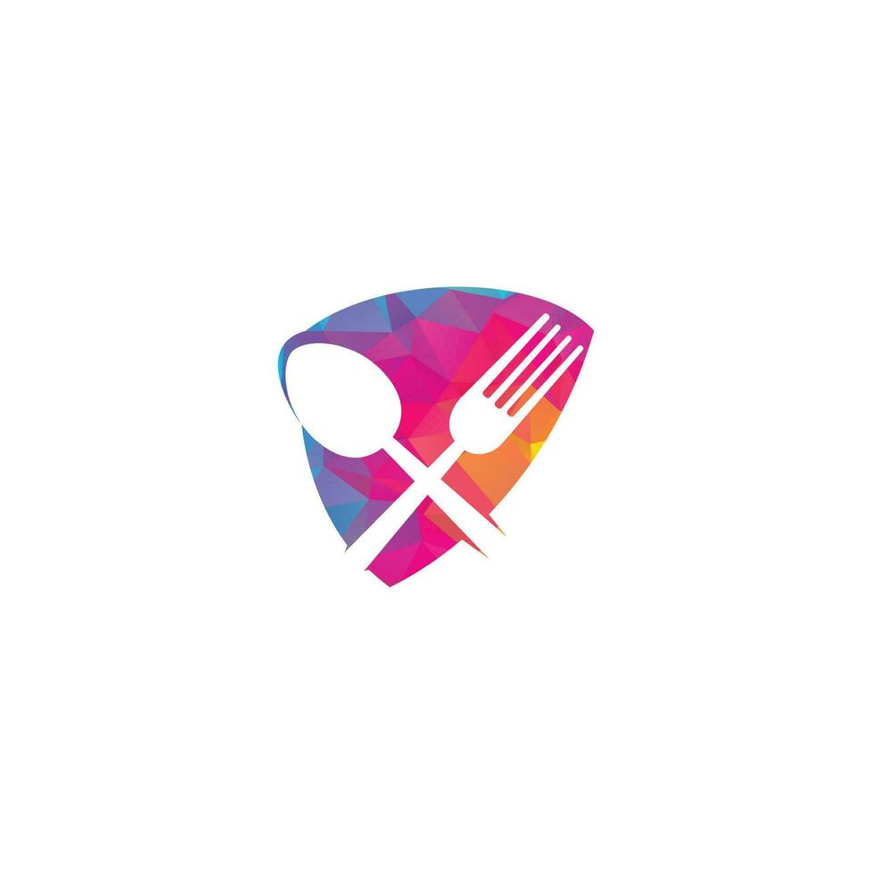 modèle de logo de concept de forme de coeur de nourriture fraîche. logo alimentaire avec cuillère, couteau et fourchette. vecteur de modèle de logo d'aliments sains