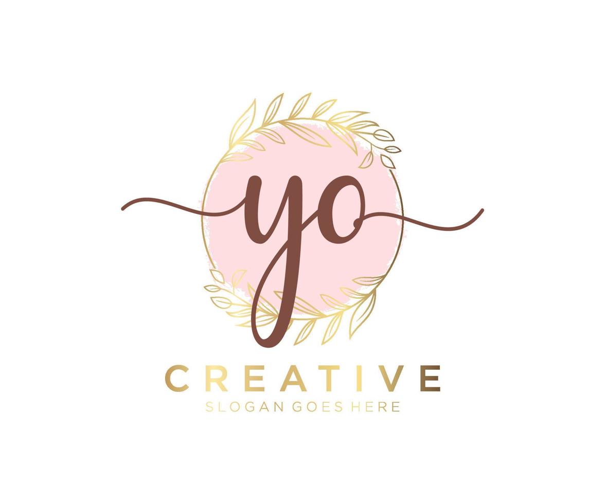 initial yo logo féminin. utilisable pour les logos nature, salon, spa, cosmétique et beauté. élément de modèle de conception de logo vectoriel plat.