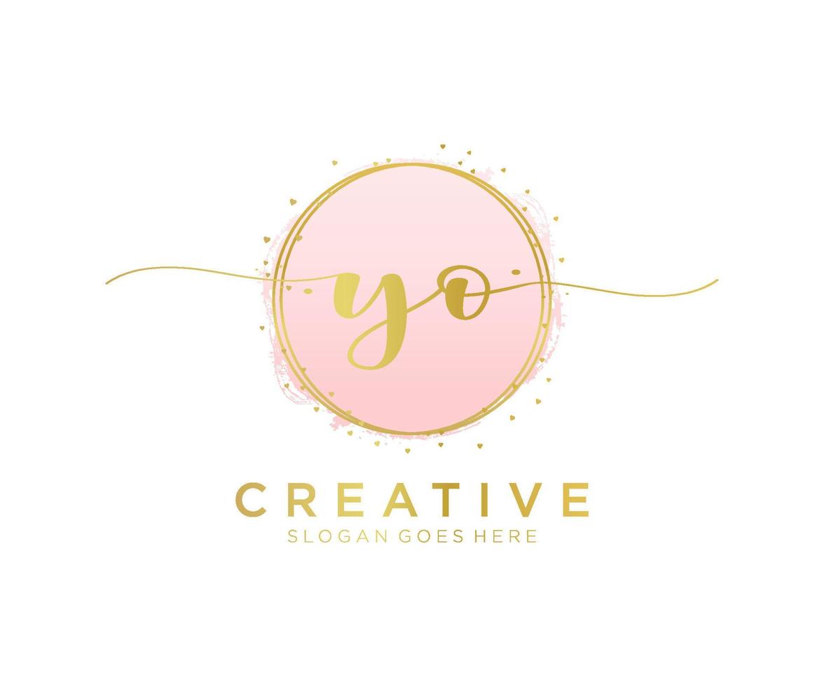 initial yo logo féminin. utilisable pour les logos nature, salon, spa, cosmétique et beauté. élément de modèle de conception de logo vectoriel plat.