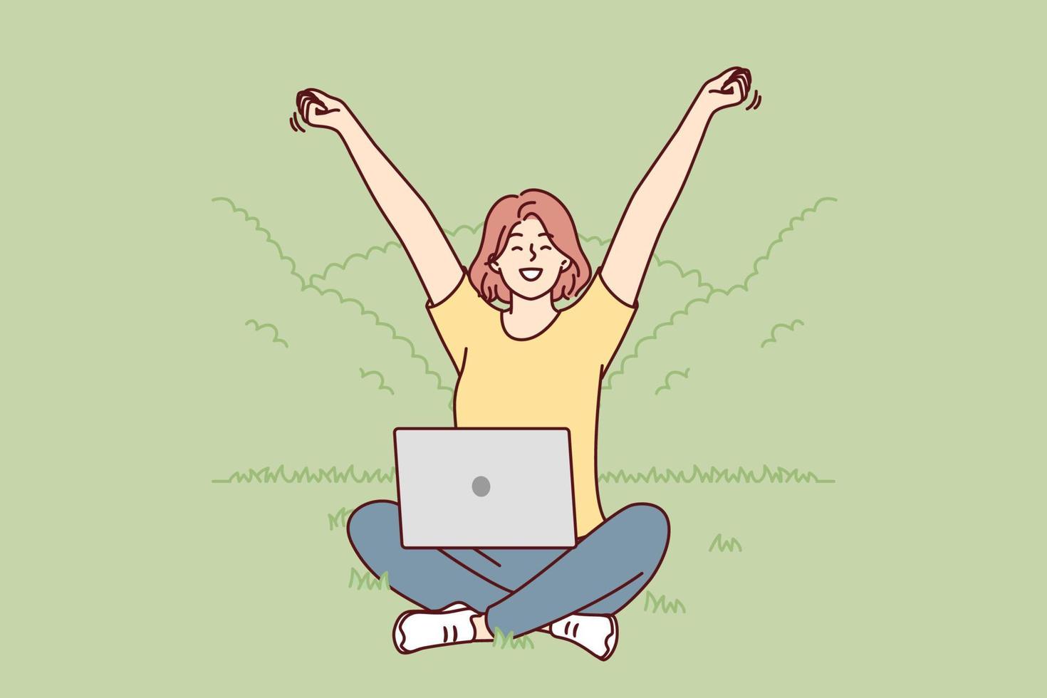 femme heureuse assise sur la pelouse dans le parc avec un ordinateur portable sur les genoux profitant du beau temps qui s'étend les mains vers le haut. fille blogueuse ou journaliste internet faisant un travail assis dans la nature. illustration vectorielle plane vecteur