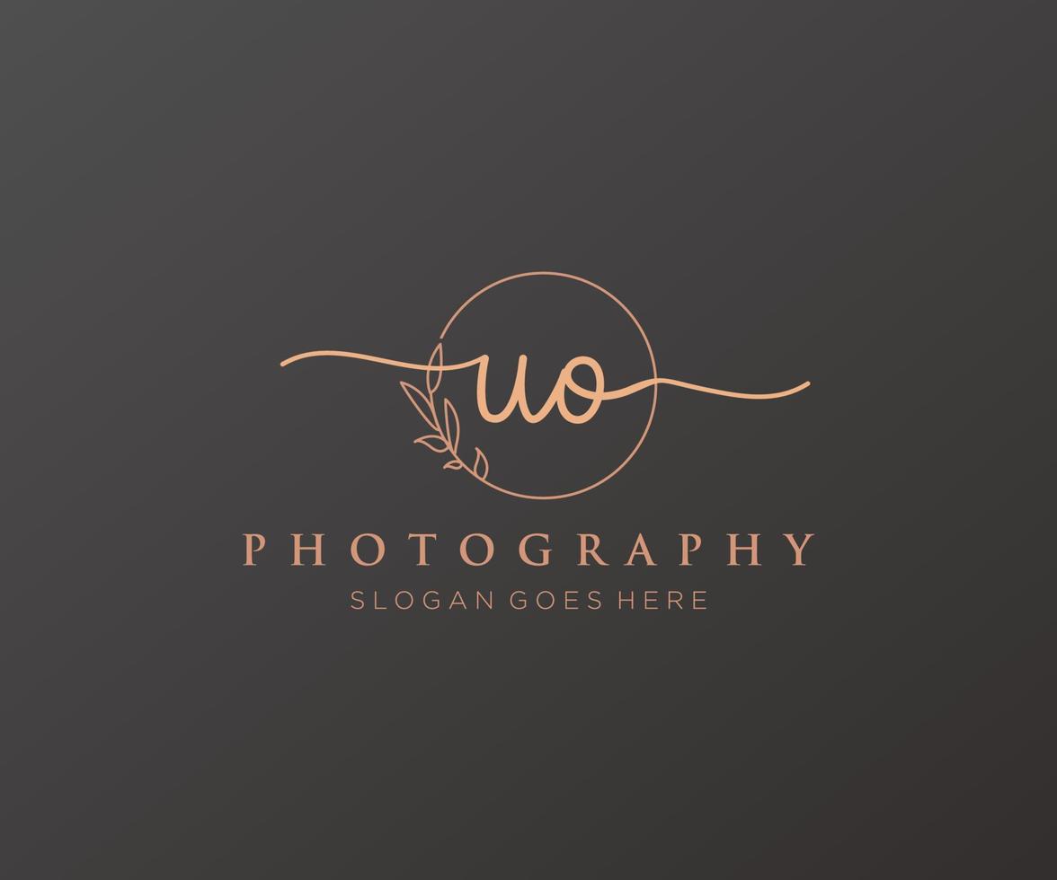 initiale uo logo féminin. utilisable pour les logos nature, salon, spa, cosmétique et beauté. élément de modèle de conception de logo vectoriel plat.