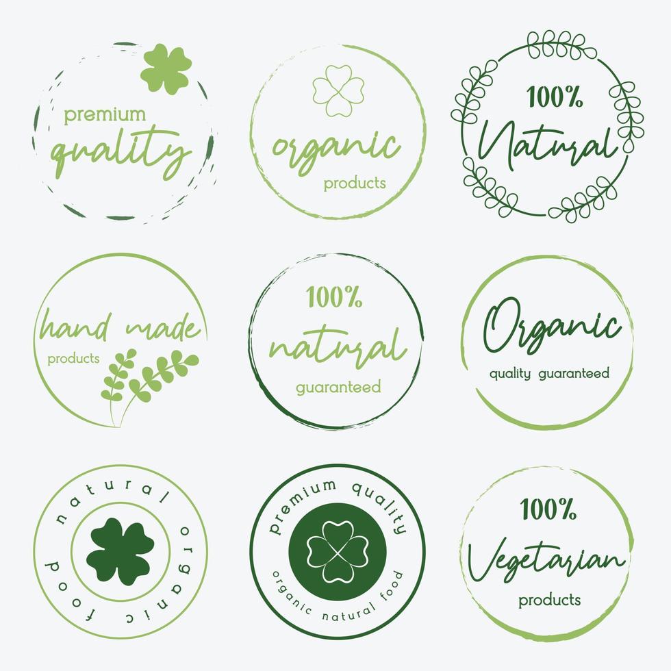 ensemble d'éléments de signe, logo, badges et étiquettes pour le marché des aliments et boissons biologiques et naturels. vecteur