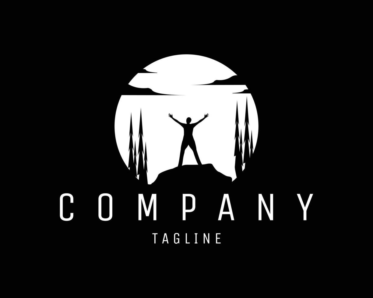 logo d'alpiniste. vue isolée de l'incroyable ciel nocturne s'élevant de l'avant. idéal pour l'industrie de l'alpinisme, insigne, emblème, icône, autocollant de conception, t-shirt et illustration vectorielle disponible en eps vecteur