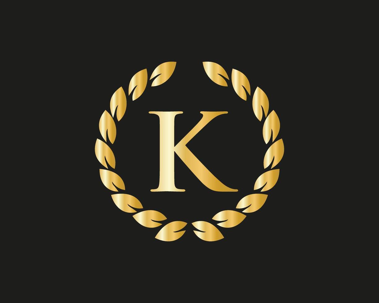 modèle de logo de luxe lettre k en image vectorielle pour le restaurant, la royauté, la boutique, le café, l'hôtel, l'héraldique, les bijoux et l'identité de la mode vecteur