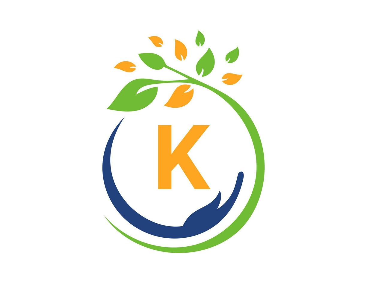 logo de charité lettre k avec main, feuille et concept. logotype de fondation pour le soin des mains vecteur