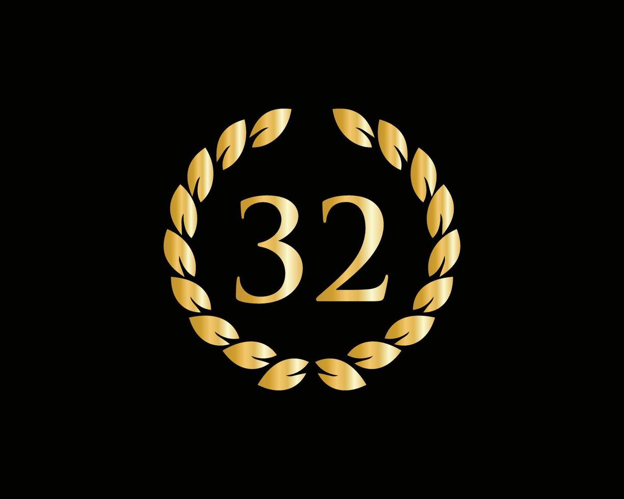 Logo du 32e anniversaire avec anneau doré isolé sur fond noir, pour l'anniversaire, l'anniversaire et la célébration de l'entreprise vecteur