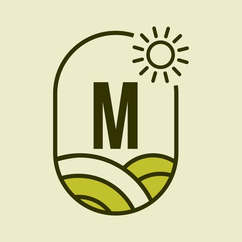 lettre m modèle d'emblème de logo agricole. agro-ferme, agro-industrie, signe d'éco-ferme avec soleil et symbole de champ agricole vecteur