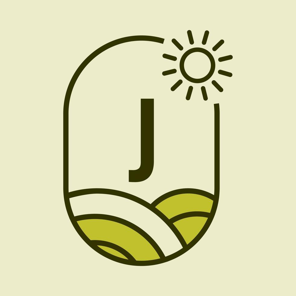 modèle d'emblème de logo lettre j agriculture. agro-ferme, agro-industrie, signe d'éco-ferme avec soleil et symbole de champ agricole vecteur