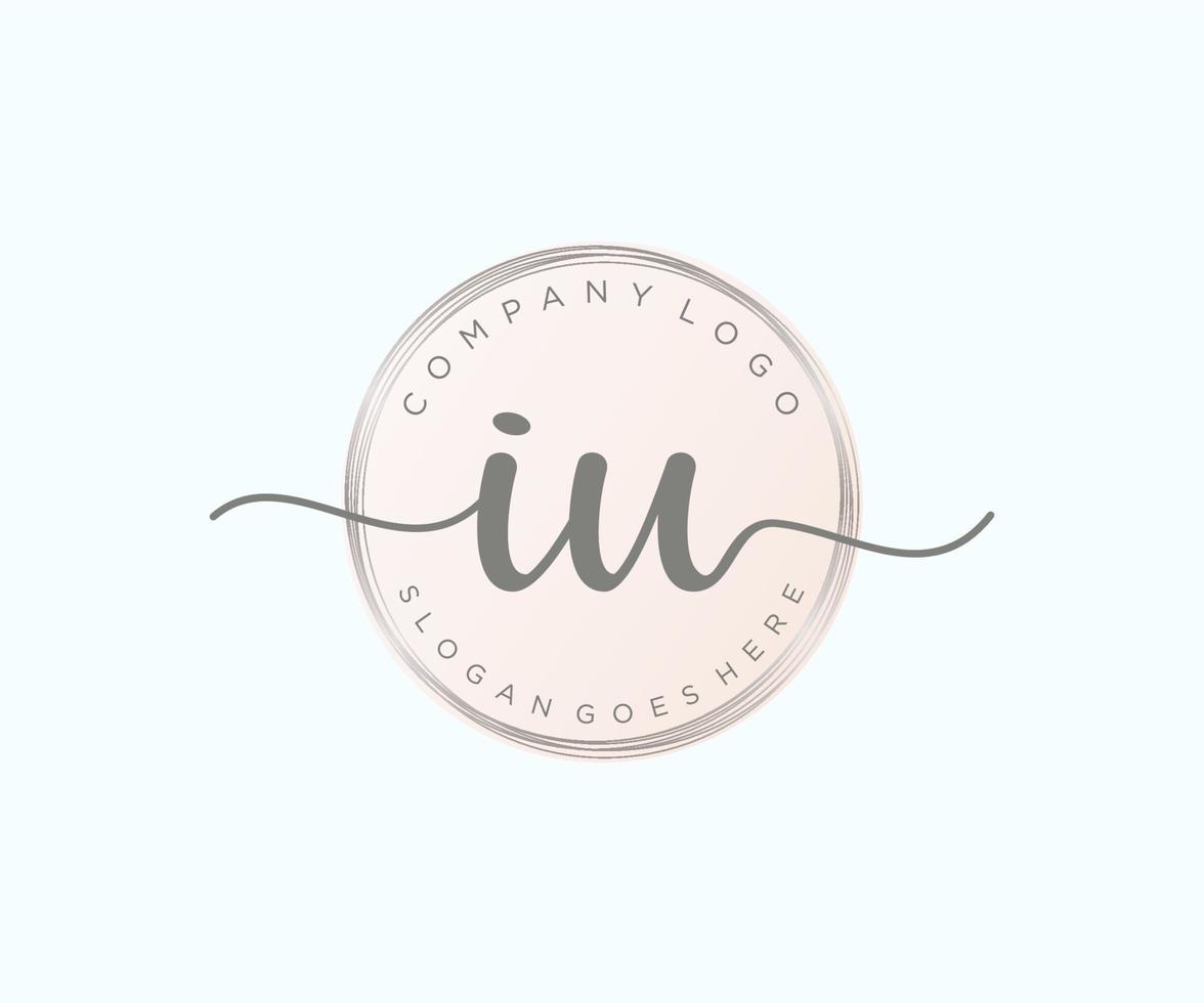 initiale ui logo féminin. utilisable pour les logos nature, salon, spa, cosmétique et beauté. élément de modèle de conception de logo vectoriel plat.